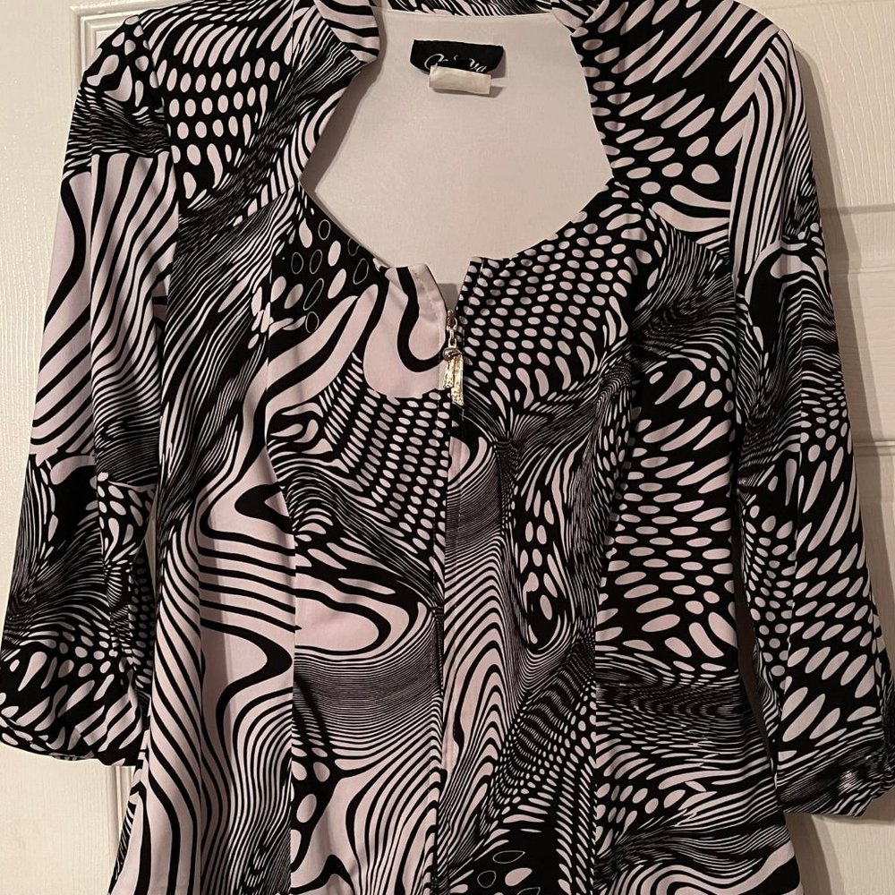 WOMEN'S BLOUSE black/white great condition.. Sz. 10.  NUEVA